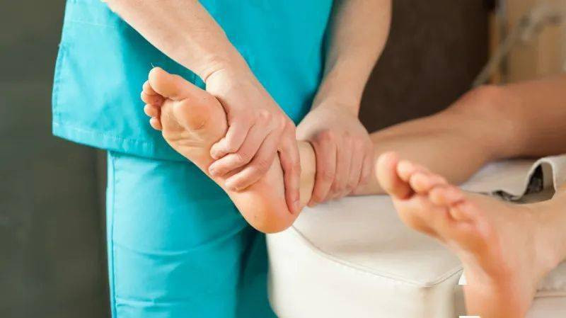 Nguyên nhân gây ra biến dạng bàn chân Hallux valgus chủ yếu là do di truyền hoặc phổ biến hơn là do đi giày cao gót, chèn ép bàn chân, cấu trúc cơ bản của bàn chân bị bất thường, cơ bàn chân mất cân bằng và các nguyên nhân khác.