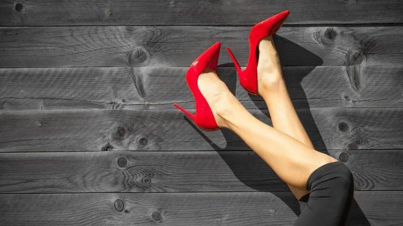 Biến dạng Hallux valgus có triệu chứng phổ biến nhất là nghiêng ngón chân cái ra ngoài. Một số bệnh nhân bị ma sát lâu dài có thể có các triệu chứng như đỏ, đau và các triệu chứng khác. Đôi khi lòng bàn chân sau ngón chân thứ hai đến thứ năm thường bị đau và có thể kèm theo sự hình thành các vết chai.