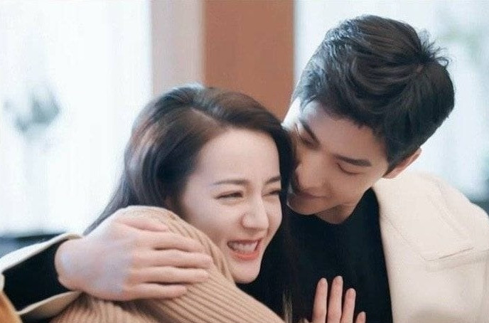 Thứ hai là ở vai: Khi vợ chồng gần gũi, nhiều người rất thích hôn vào vai đối phương. Đây là vị trí rất tốt, không chỉ giúp cuộc yêu của hai người nồng nàn hơn, mà còn thúc đẩy sự tiết adrenaline, làm cho hệ thống thần kinh nhạy cảm, có hiệu quả có thể giúp làm giảm mệt mỏi của cơ thể.