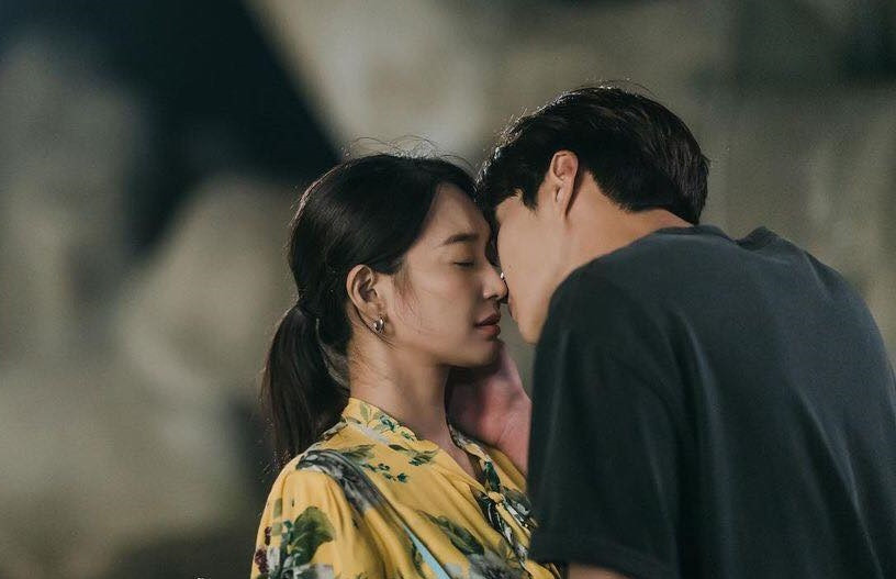 Thứ nhất là miệng: Khi hai vợ chồng tiếp xúc, vị trí hôn đơn giản và hiệu quả nhất là miệng của đối phương. Khoa học đã chứng minh, hôn vào miệng thường xuyên sẽ khiến tình cảm thăng hoa hơn, kích thích tiết adrenaline trong cơ thể.