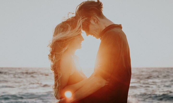 Sau khi tiếp nhận trường hợp này, các bác sĩ tiêm thuốc tê và quyết định phẫu thuật để lấy những viên bi thủy tinh ra khỏi vùng kín. Thế nhưng, bất ngờ là khi gắp những viên bi ra, bác sĩ phát hiện bên trong có nhiều mủ thối. Đáng sợ hơn, toàn bộ vùng đùi trong, vùng bẹn và vật nam tính của bệnh nhân đều bị hoại tử.