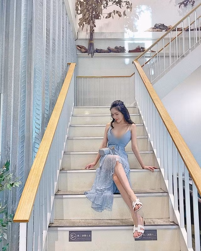 Người hâm mộ cũng thích thú với tính cách thẳng thắn này của người đẹp. Đồng thời, họ cũng đồng ý rằng cô rất hợp với những set đồ gợi cảm và nên tiếp tục theo đuổi phong cách này.