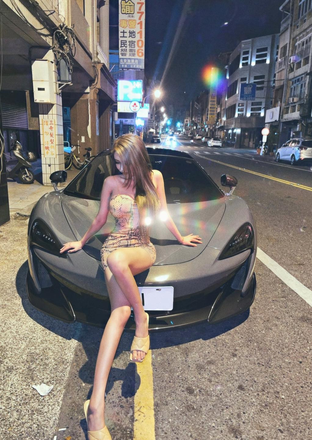 Có người còn chỉ trích Vân Yên là sản phẩm của phẫu thuật thẩm mỹ, đã thế còn là phẫu thuật hỏng, trông chẳng khác gì hot girl mặt rắn.