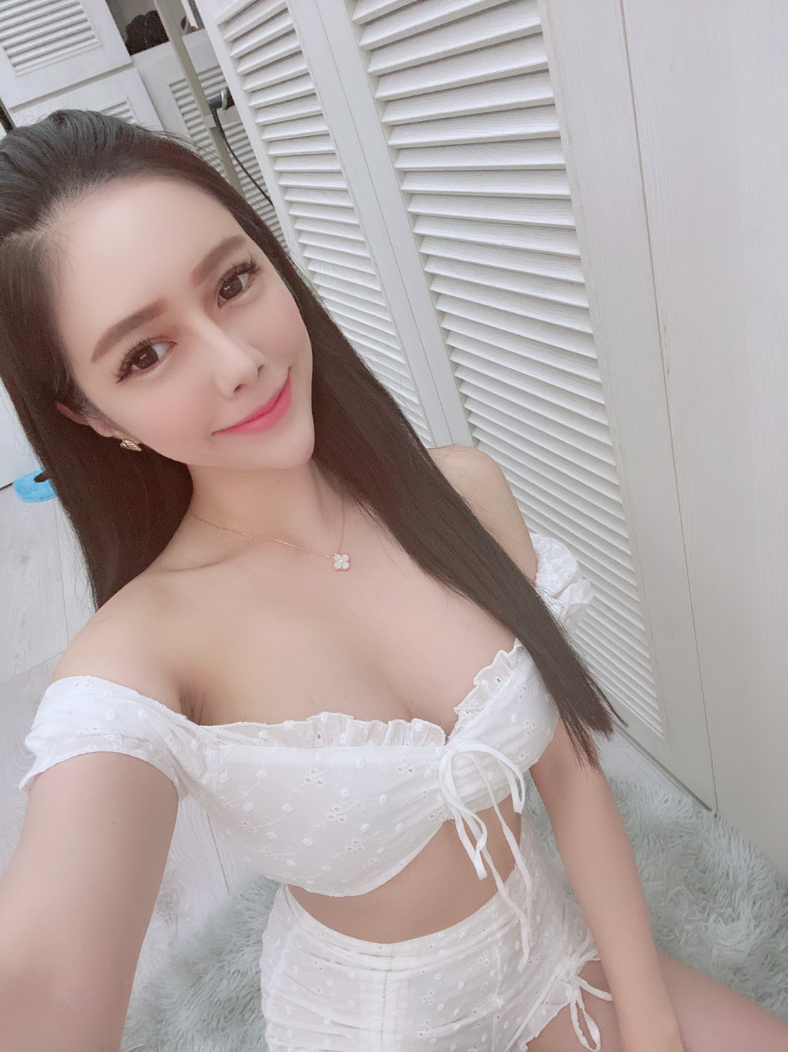 Vân Yên cho rằng, cô có một ngoại hình đẹp, vì thế không việc gì phải giấu đi, cô muốn ghi lại nhiều khoảnh khắc xinh đẹp và trẻ trung của mình, chia sẻ với người hâm mộ. Hơn nữa, các sao Âu Mỹ cũng thường xuyên "thả rông" mà vẫn được khen ngợi.