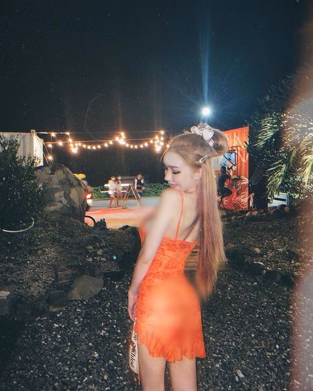 Trên thực tế, ngoài việc ăn mặc táo bạo và có phần khoe mẽ, hot girl Vân Yên có tính cách rất thoáng. Cô nói rằng mình sẵn sàng yêu đương nếu như đối phương có cùng sở thích về chuyện ân ái.