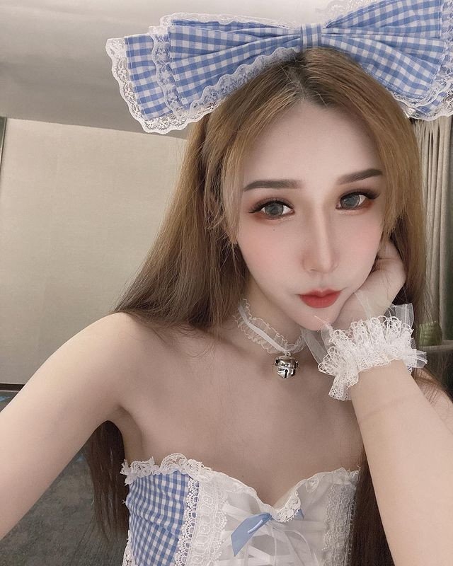 Phong cách thời trang của hot girl gợi cảm Mộng Mộng cũng rất phong phú, đa dạng, không hề gò bó trong bất cứ khuôn mẫu nào. Tuy nhiên, tất cả đều hướng đến việc tôn lên dáng vóc tuyệt đẹp của cô nàng.