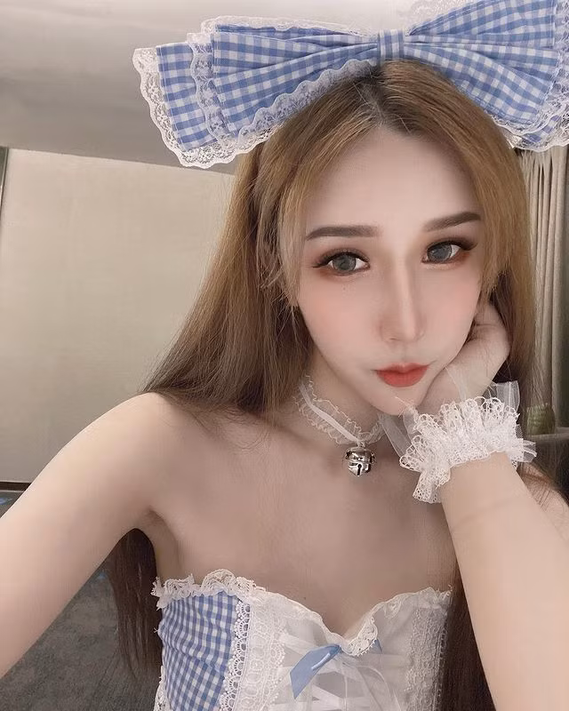 Phong cách thời trang của hot girl gợi cảm Mộng Mộng cũng rất phong phú, đa dạng, không hề gò bó trong bất cứ khuôn mẫu nào. Tuy nhiên, tất cả đều hướng đến việc tôn lên dáng vóc tuyệt đẹp của cô nàng.