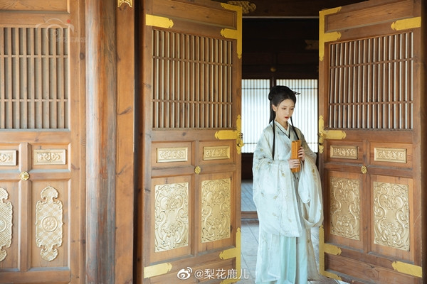 Thế nhưng không phải ai sinh ra cũng có tri thức về chuyện phòng the, chính vì thế, đến tuổi trưởng thành, thái tử - cũng là người kế vị sau này, sẽ được giao phó cho một nữ quan dạy dỗ chuyện phòng the, ân ái.