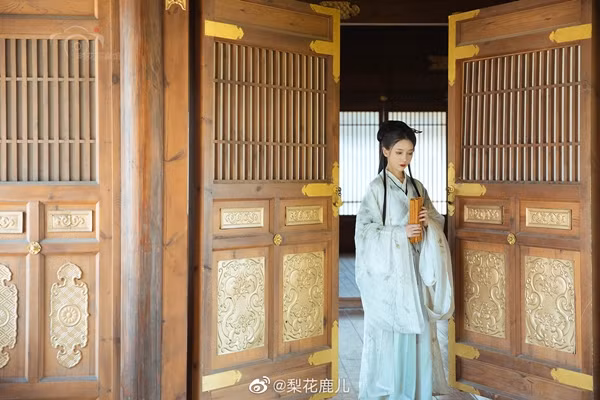 Thế nhưng không phải ai sinh ra cũng có tri thức về chuyện phòng the, chính vì thế, đến tuổi trưởng thành, thái tử - cũng là người kế vị sau này, sẽ được giao phó cho một nữ quan dạy dỗ chuyện phòng the, ân ái.