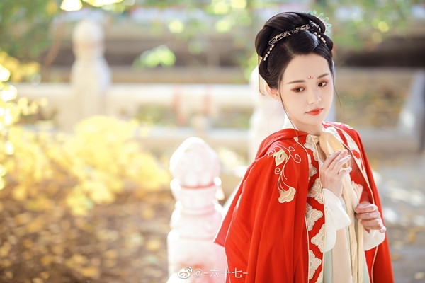 Thời Bắc Tống có nữ quan Lý Lãnh Nhược là một ví dụ điển hình. Sau khi được Tống Chân Tông lâm hạnh, sinh được Tống Nhân Tông, Lý Lãnh Nhược đã từ nữ quan trở thành Lý phi tiếng tăm lừng lẫy.