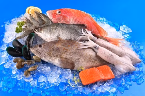 Thứ hai là hải sản đông lạnh quá lâu: Hầu hết các loại hải sản đông lạnh này đều được cấp đông trong thời gian quá dài. Khuyên bạn nên mua hải sản đông lạnh trong những siêu thị có tiếng, ghi rõ nguồn gốc và thời gian cấp đông.