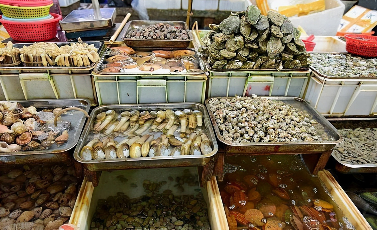 Thứ ba, các loại hải sản có vỏ: Đặc điểm chung của các loại hải sản có vỏ đó là thân mềm, vỏ bên ngoài cứng rắn. Tại sao lại nói hải sản có vỏ nhiều ký sinh trùng? Theo các chuyên gia, ký sinh trùng rất thích ẩn nấp trên vỏ của các loại hải sản.