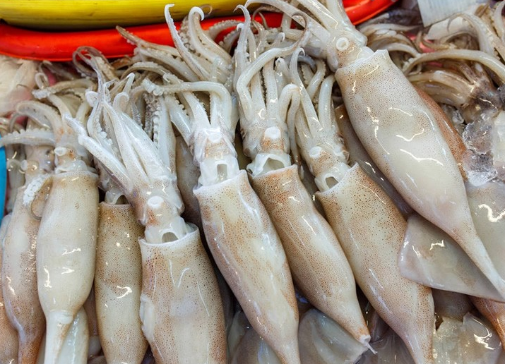 Đáng nói, hải sản bị tiêm nước không chỉ giảm hương vị, giảm chất lượng, lỗ kim đâm trực tiếp lên cơ thể chúng còn tạo điều kiện cho vi khuẩn xâm nhập, nguy cơ gây ra các bệnh tật. Nếu mua phải, ăn phải loại hải sản như vậy sẽ rất nguy hại cho cơ thể.