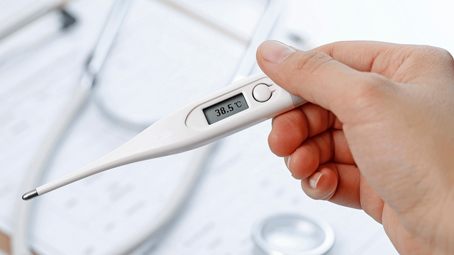 Trước đó, BS. Nguyễn Hồng Hà khuyên người đi tiêm không cần băn khoăn chuyện sốt hay không sốt sau tiêm vaccine phòng COVID-19 bởi, sốt cũng như một số triệu chứng thông thường khác sau tiêm vaccine COVID-19 (mệt mỏi, đau đầu, ớn lạnh, đau cơ, đau khớp, ngứa, sưng, đỏ, đau tại chỗ tiêm...) là các phản ứng thông thường cho biết cơ thể đang tạo ra miễn dịch phòng COVID-19.