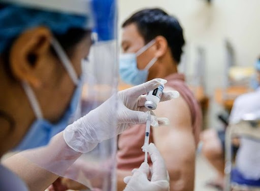 Sau khi tiêm vaccine COVID-19, nếu sốt, việc bổ sung nước cho cơ thể là rất quan trọng, Khi uống nước, nên uống từ từ và chia nhỏ lượng nước cần uống. Các loại nước hoa quả có thể uống bổ sung như nước chanh, nước cam, nước bưởi ép để cung cấp thêm vitamin C, A cần thiết cho cơ thể. Ngoài ra, mặc quần áo nhẹ và thoáng mát giúp tránh bị quá nóng.