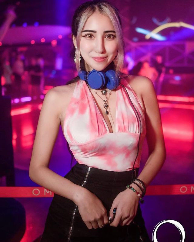 Có những lúc, Vương Nhược Hi cũng diện đồ khá bánh bèo, nữ tính. Tuy nhiên, dù bánh bèo, cô vẫn không quên chọn kiểu dáng quyến rũ, bốc lửa.