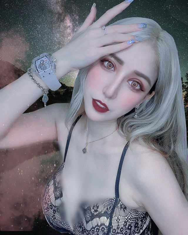 Hiểu rõ lợi thế ngoại hình của mình, Vương Nhược Hi không ngại diện những bộ trang phục bó sát, khoe ba vòng đẹp chuẩn.