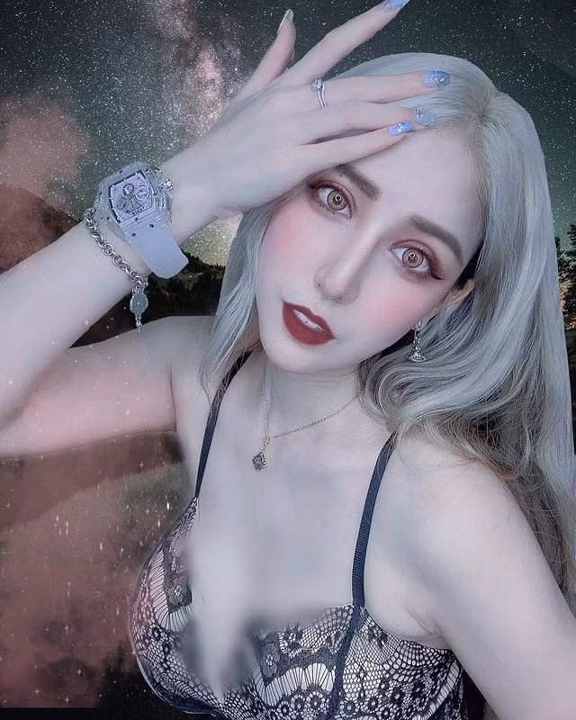 Hiểu rõ lợi thế ngoại hình của mình, Vương Nhược Hi không ngại diện những bộ trang phục bó sát, khoe ba vòng đẹp chuẩn.