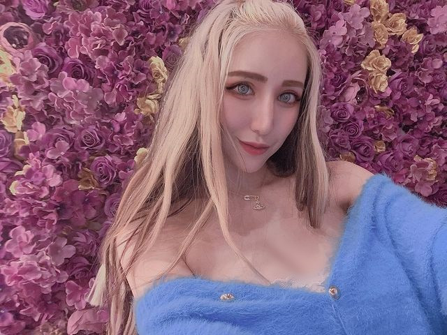 Dù diện đồ mùa đông, Vương Nhược Hi cũng sẵn sàng chịu lạnh, cởi ra vài nút áo để khoe vai trần gợi cảm và đôi gò bồng đảo đẹp mê người.