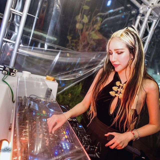 Vương Nhược Hi xuất thân là người mẫu nhưng cô nàng cũng có hướng đi riêng. Ngoài việc nhận những dự án chụp ảnh, đóng MV, hot girl con lai còn là một DJ chuyên nghiệp.