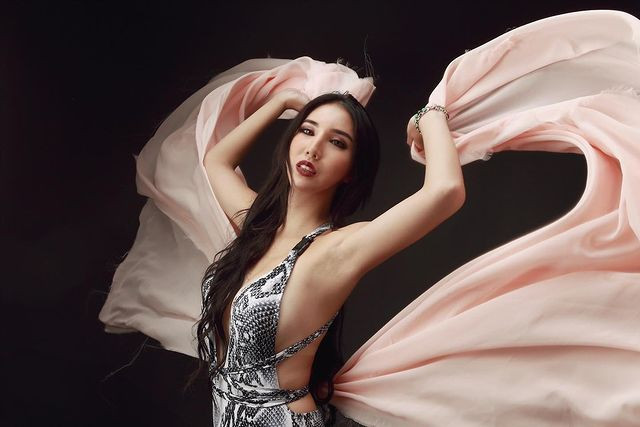 Qua những bức ảnh trên trang cá nhân, có thể thấy hot girl con lai chuộng phong cách gợi cảm của những người mẫu châu Âu. Họa tiết da rắn, da báo cũng được cô nàng thường xuyên sử dụng.