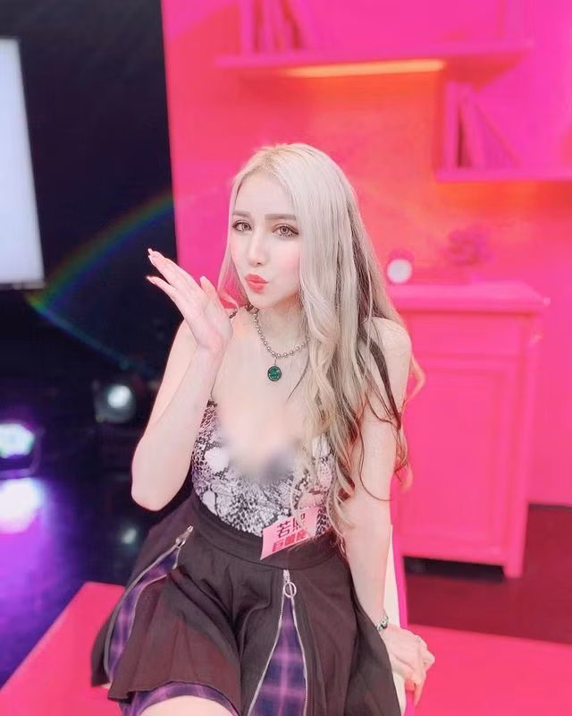 Sở hữu gương mặt cực nét lai giữa hai dòng máu Trung Quốc - Nga, mỹ nhân Vương Nhược Hi có vẻ đẹp tinh tế và vóc dáng cao ráo. Cùng với tính cách thẳng thắn, dám nói và dám thể hiện, cô được đông đảo khán giả yêu thích.