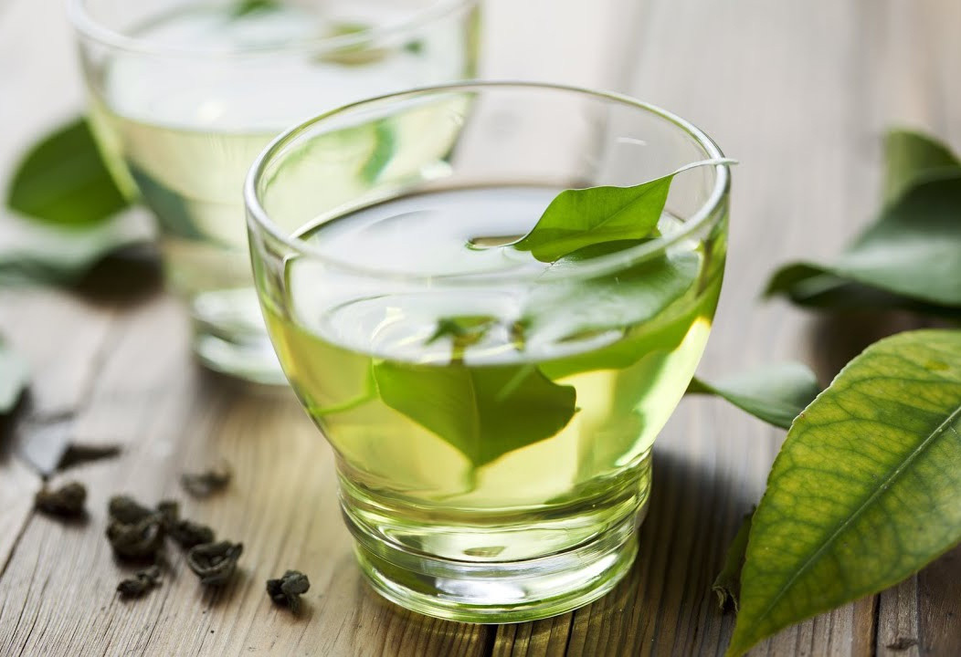 Thứ nhất, khi ăn thịt nhiều nhiều dầu, mỡ thì nên uống trà đậm: Trà đậm có tính ấm, có thể làm ấm dạ dày, giải trừ ứ trệ, giúp hỗ trợ chức năng tiêu hoá, làm giảm tích tụ chất béo.