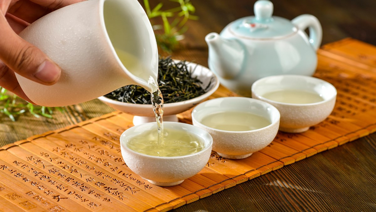 Các chuyên gia dinh dưỡng cũng chỉ ra rằng các chất dinh dưỡng chính của trà xanh là catechin, purine alkaloids, theanine và sắc tố trà. Trong số đó, catechin có tác dụng chống oxy hóa và có thể ức chế sự hấp thụ cholesterol và carbohydrate.