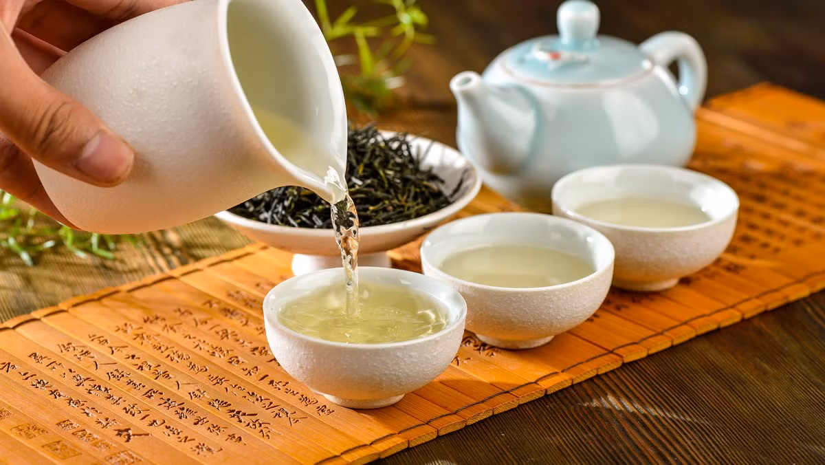 Các chuyên gia dinh dưỡng cũng chỉ ra rằng các chất dinh dưỡng chính của trà xanh là catechin, purine alkaloids, theanine và sắc tố trà. Trong số đó, catechin có tác dụng chống oxy hóa và có thể ức chế sự hấp thụ cholesterol và carbohydrate.