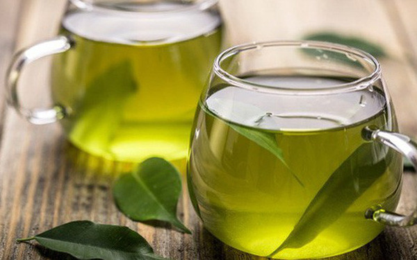 Thứ hai, khi ăn đồ ngọt, đồ có nhiều chất béo, hãy uống trà đen: Trà đen cũng có tính ấm, công năng nổi bật là khử ẩm, làm ấm bụng, thông kinh hoạt huyết.