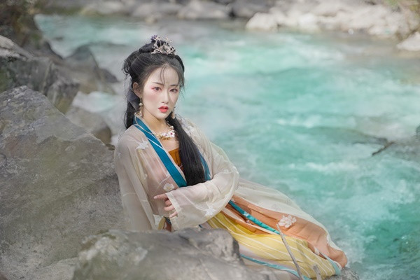 Lúc này, nếu mang thai danh chính ngôn thuận không sao, cùng lắm là đẻ ra nuôi tiếp. Nếu mang thai trong điều kiện không cho phép, họ sẽ phải dùng cách phá thai vô cùng tàn bạo.