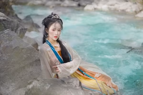 Lúc này, nếu mang thai danh chính ngôn thuận không sao, cùng lắm là đẻ ra nuôi tiếp. Nếu mang thai trong điều kiện không cho phép, họ sẽ phải dùng cách phá thai vô cùng tàn bạo.