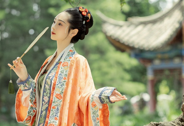 Cách thức dã man có thể kể đến là ép thai phụ ngồi ngâm cả ngày trong nước suối lạnh, dùng cán chày lăn bụng, dùng vồ đập vào bụng, cho người giẫm lên bụng của thai phụ. Mục đích là không để thai phụ có thể an toàn sinh con.