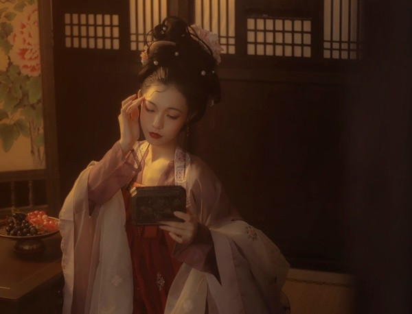 Thời nhà Tần, thai nhi không lành lặn thì sẽ bị giết hại dã man. Trong quyển "Thụy hổ địa tần giản - pháp luật vấn đáp" có ghi rõ, nếu đứa trẻ sinh ra dị dạng hoặc quá ốm yếu, thiếu sót thì cha mẹ giết con cũng không có tội.