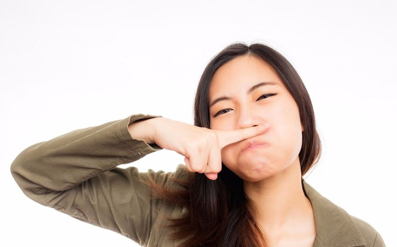 Sự ảnh hưởng này khiến hệ vi sinh vật trong vùng kín bị rối loạn và gây ra các hiện tượng viêm nhiễm tái phát, lâu ngày hình thành một vòng luẩn quẩn. Để cải thiện tình trạng vùng kín có mùi khó chịu, ngoài việc điều chỉnh thói quen ăn uống, tích cực tham gia khám chữa bệnh phụ khoa thì cũng phải điều chỉnh chế độ sinh hoạt hàng ngày.