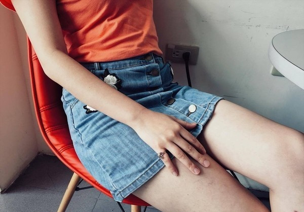 Do áp lực công việc, rối loạn giờ giấc nghỉ ngơi cộng với chế độ ăn nhiều dầu, muối nên nhiều chị em xuất hiện hiện tượng vùng kín thường xuyên bị ngứa, thậm chí tiết dịch và có mùi hôi. Bác sĩ dinh dưỡng Lưu Phức Huyên chỉ ra rằng nếu muốn cải thiện mùi hôi vùng kín, ngoài việc điều chỉnh chế độ ăn uống và điều trị bệnh phụ khoa, bạn cũng nên chú ý đến chế độ làm việc và nghỉ ngơi của bản thân. (Ảnh minh họa)