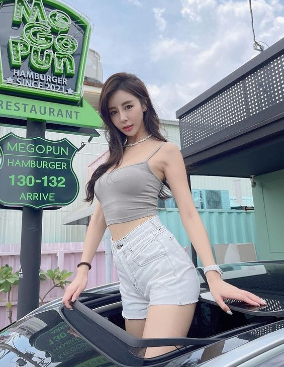 Mặc dù vậy, độ phủ sóng hình ảnh của nữ tiếp viên hàng không này chưa bao giờ giảm sút. Cô nàng vẫn thường xuyên nhận được sự mến mộ và yêu thích của cư dân mạng nhờ nhan sắc vượt trội.