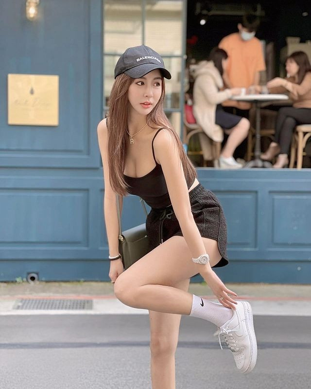 Cô nàng có hơn 520.000 người theo dõi chỉ tính riêng trên Instagram cá nhân và thường xuyên chia sẻ những hình ảnh xinh đẹp, gợi cảm của mình.