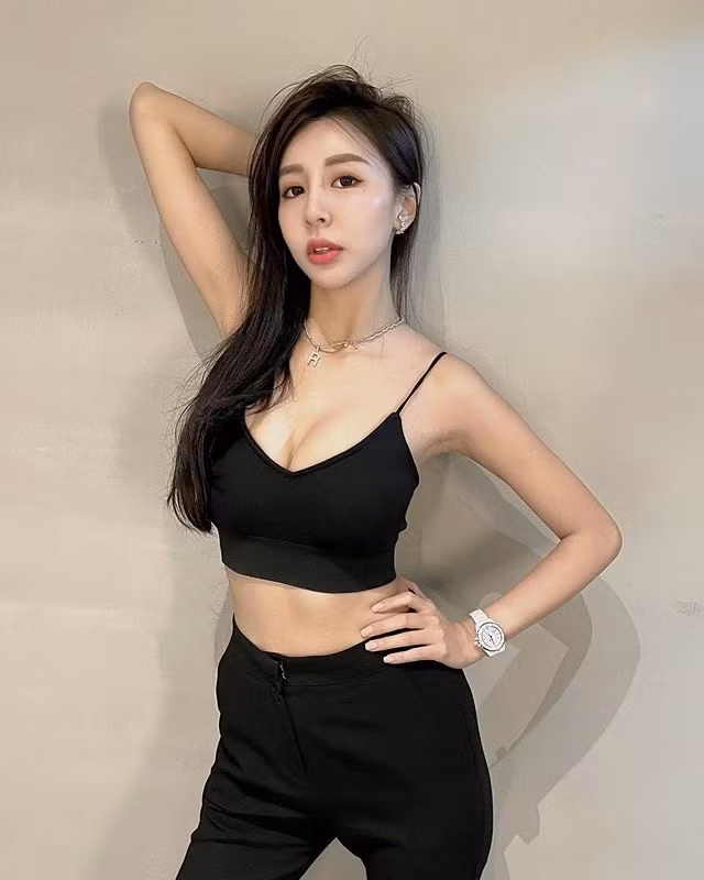 Cô nàng không ngần ngại khoe dáng vóc mê người của mình trong những set đồ bó sát. Toàn bộ cơ thể không chút mỡ thừa, đẹp đúng chuẩn hiện đại, thon gọn và săn chắc.