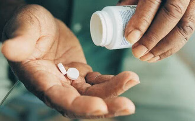 Chế phẩm canxi - nhôm: Protein trong sữa có thể tạo thành hồ hóa nhanh với canxi lactat, canxi gluconat, nhôm hydroxyd và các chế phẩm canxi, nhôm khác, không chỉ ảnh hưởng đến hấp thu mà còn làm tăng gánh nặng cho dạ dày, ruột.