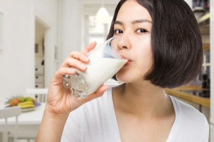 Thuốc chứa sắt: Các ion canxi trong sữa có thể cạnh tranh với sắt ở vị trí hấp thu ở tá tràng, làm giảm hiệu quả, bạn không được uống sữa cùng lúc khi đang dùng thuốc chứa sắt.