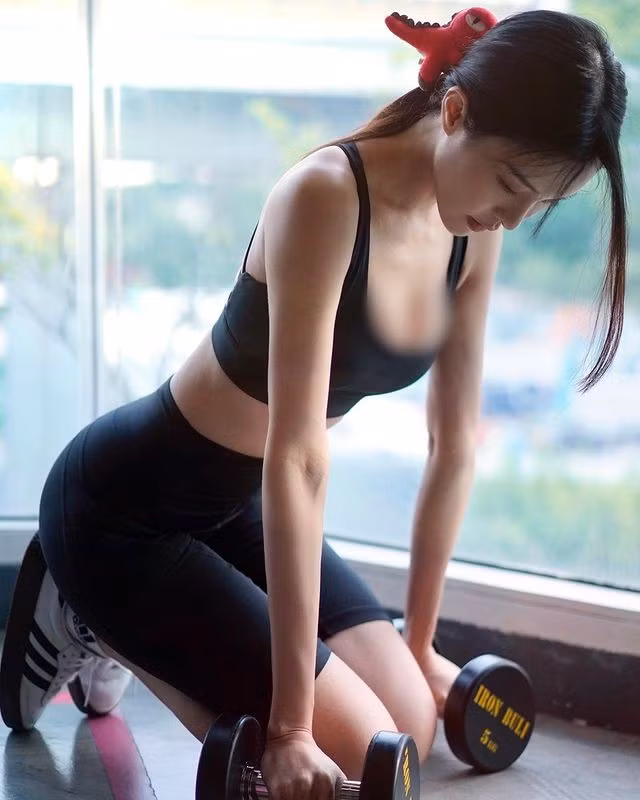 Lý Nguyên Linh cho biết, nhiều người chỉ biết rằng cơ thể cô không có chút mỡ thừa nào nhưng lại không biết, để có được thân hình vạn người mê, cô nàng đã tập luyện cực kỳ chăm chỉ và khắc nghiệt.