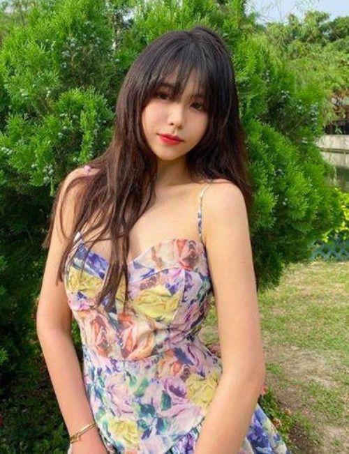 Từ một cô gái chẳng mấy ai biết đến, khi vừa lộ ảnh đi chơi biển cùng Châu Tinh Trì, hot girl gợi cảm 17 tuổi Trương Hiểu Kỳ trở thành cái tên được truyền thông và công chúng săn lùng.