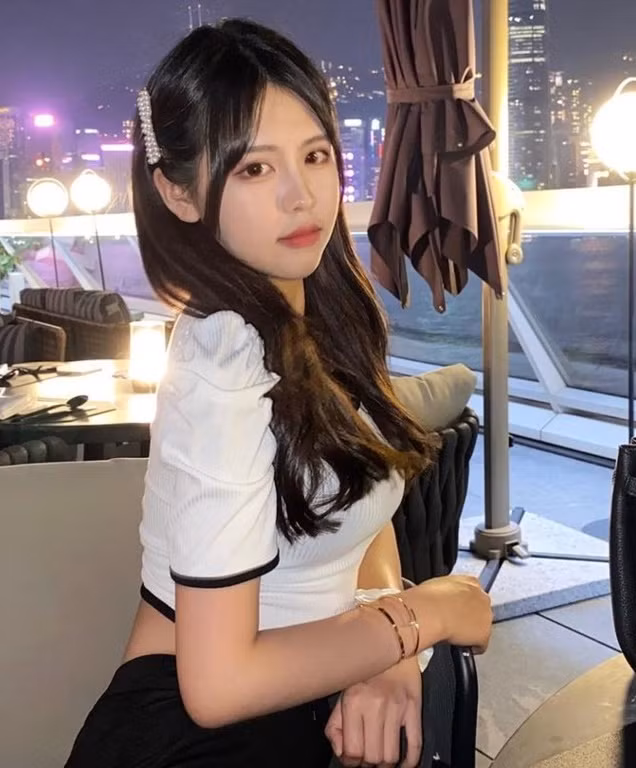 Mặc dù sau đó Châu Tinh Trì đã lên tiếng phủ nhận mối quan hệ với Trương Hiểu Kỳ và bản thân hot girl cũng thừa nhận, giữa cô và vua hài không hề có quan hệ tình cảm, chỉ trùng hợp có đi chơi chung mà thôi.