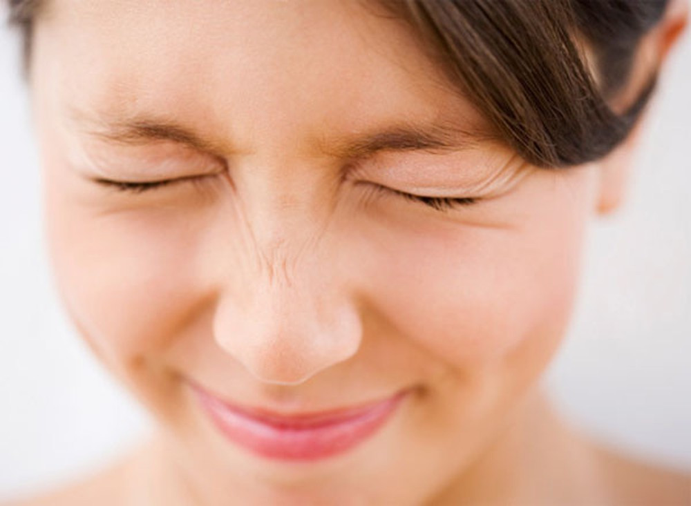 3. Các bệnh về mắt: Nếu bị viêm kết mạc, hoặc bị bệnh đau mắt hột cũng có thể gây kích thích các dây thần kinh liên quan.