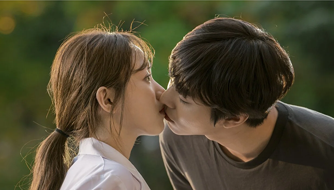 Thế nhưng bạn có biết rằng, bạn có thể gầy đi mà không cần tập thể dục? Thậm chí chỉ ở trên gường thôi cân nặng cũng giảm bớt? Mới đây, chuyên gia y tế đã chỉ ra, mỗi lần ân ái có thể giảm cân bởi nếu thực hiện đủ "quy trình", bạn sẽ đốt cháy 200 calo, tương đương với việc chạy bộ trên máy khoảng 30 phút.