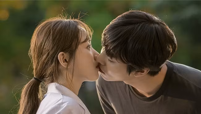 Thế nhưng bạn có biết rằng, bạn có thể gầy đi mà không cần tập thể dục? Thậm chí chỉ ở trên gường thôi cân nặng cũng giảm bớt? Mới đây, chuyên gia y tế đã chỉ ra, mỗi lần ân ái có thể giảm cân bởi nếu thực hiện đủ "quy trình", bạn sẽ đốt cháy 200 calo, tương đương với việc chạy bộ trên máy khoảng 30 phút.