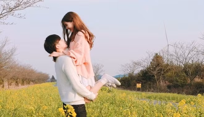 Được biết, theo nghiên cứu, việc bị "bắt gian tại giường" hay "bắt quả tang tại trận" sẽ khiến cơ thể đang từ trạng thái thăng hoa, sung mãn chuyển sang hoảng sợ tột độ. Quá trình này tiêu tốn đến 1500 calo, quả thực là đáng kể.