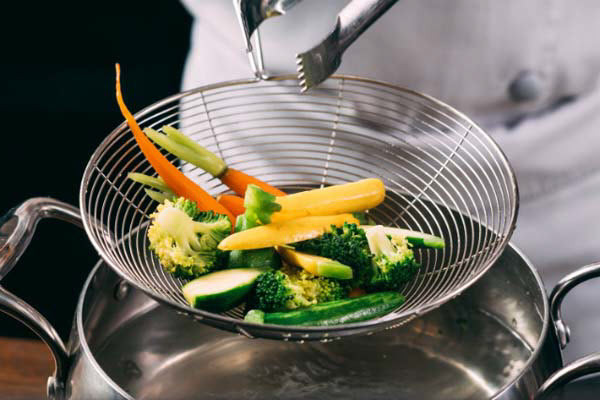 Ngay lập tức, các xét nghiệm được thực hiện. Cuộc kiểm tra cuối cùng xác nhận rằng máu của cô Hồ thiếu axit folic và vitamin B12, thiếu máu hồng cầu khổng lồ nghiêm trọng. Bác sĩ Vương Hồng Tường - Chủ nhiệm Khoa Huyết học của Bệnh viện Vũ Hán cho biết, thiếu máu hồng cầu khổng lồ là một bệnh thiếu máu suy dinh dưỡng phổ biến do cơ thể thiếu axit folic và vitamin B12.