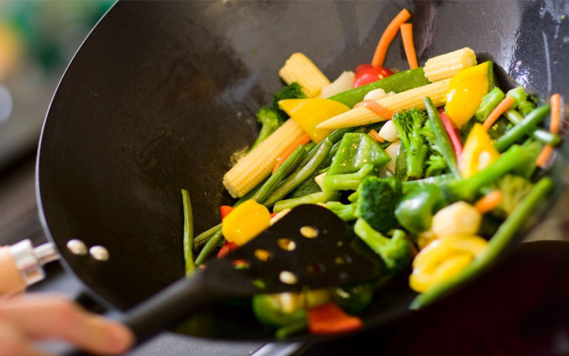 Sau khi kiểm tra tại bệnh viện, bác sĩ phát hiện ra rằng ngoài chứng giảm tiểu cầu, cô Hồ chỉ có 60g/L huyết sắc tố. Đây là một dạng thiếu máu nặng. Bệnh viện hỏi bệnh sử và quá trình sinh hoạt, thói quen ăn uống thì được biết cô Hồ có thói quen ăn rau để qua đêm, ít ăn thịt nên nghi ngờ là bệnh thiếu máu hồng cầu khổng lồ.